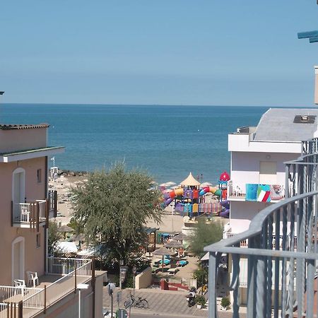 Residence Mediterraneo Римини Екстериор снимка