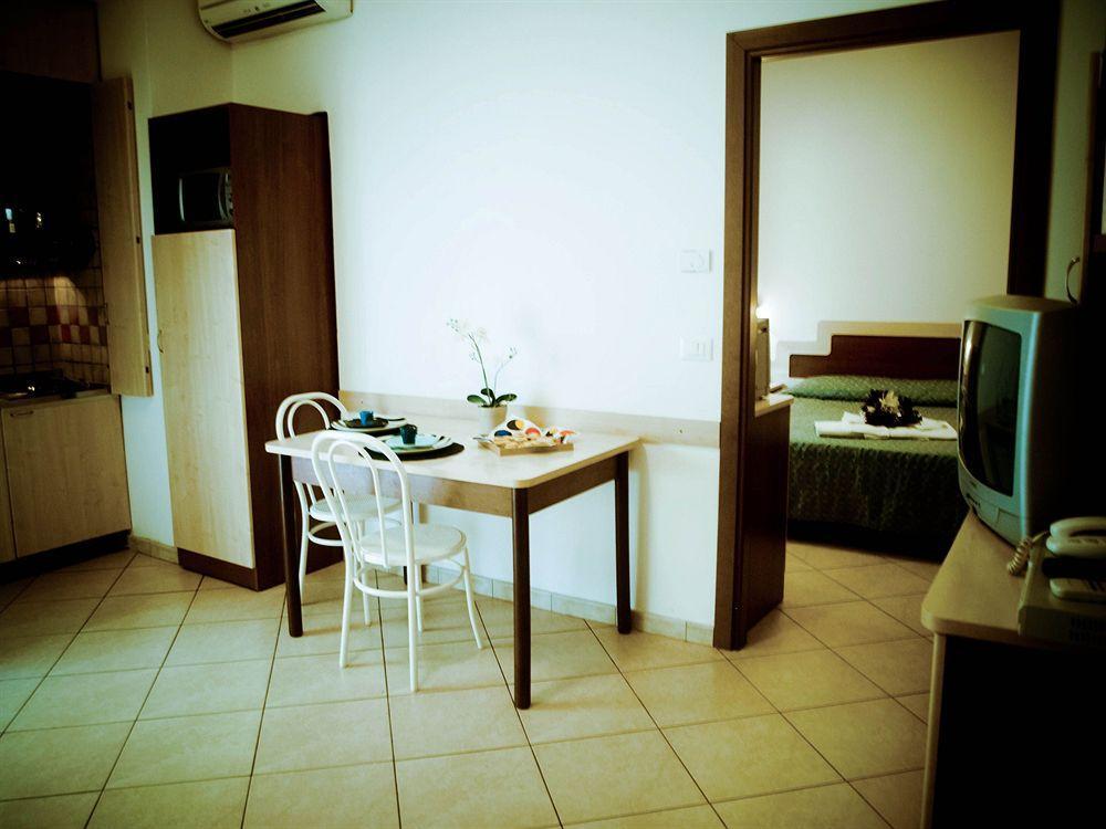 Residence Mediterraneo Римини Екстериор снимка