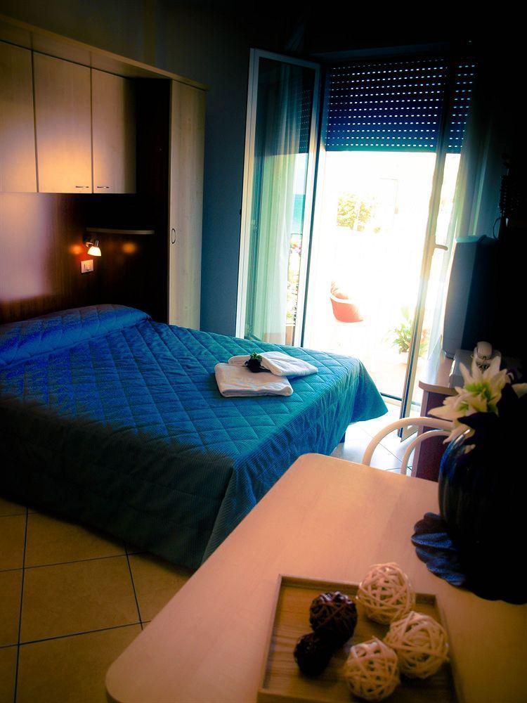 Residence Mediterraneo Римини Екстериор снимка