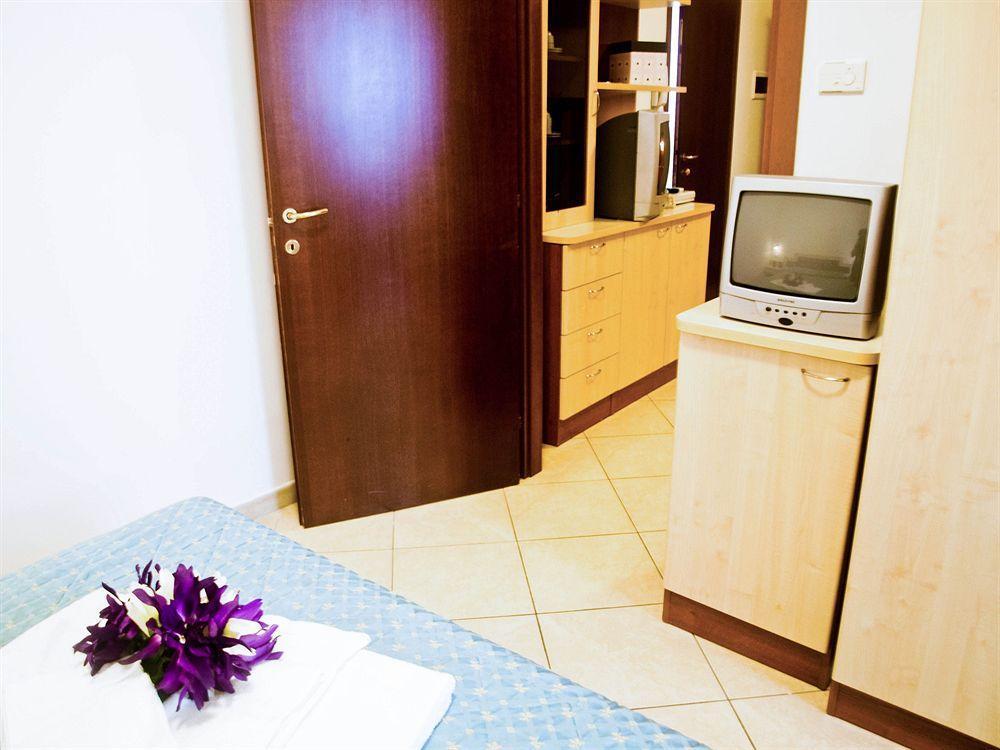 Residence Mediterraneo Римини Екстериор снимка