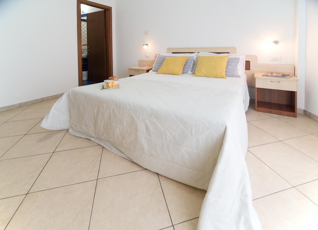 Residence Mediterraneo Римини Стая снимка