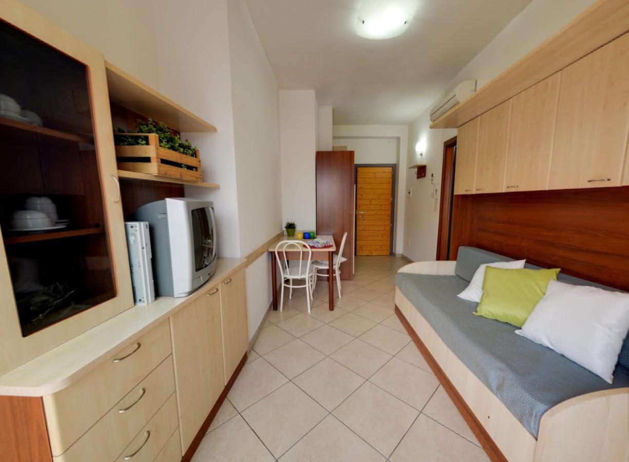 Residence Mediterraneo Римини Екстериор снимка