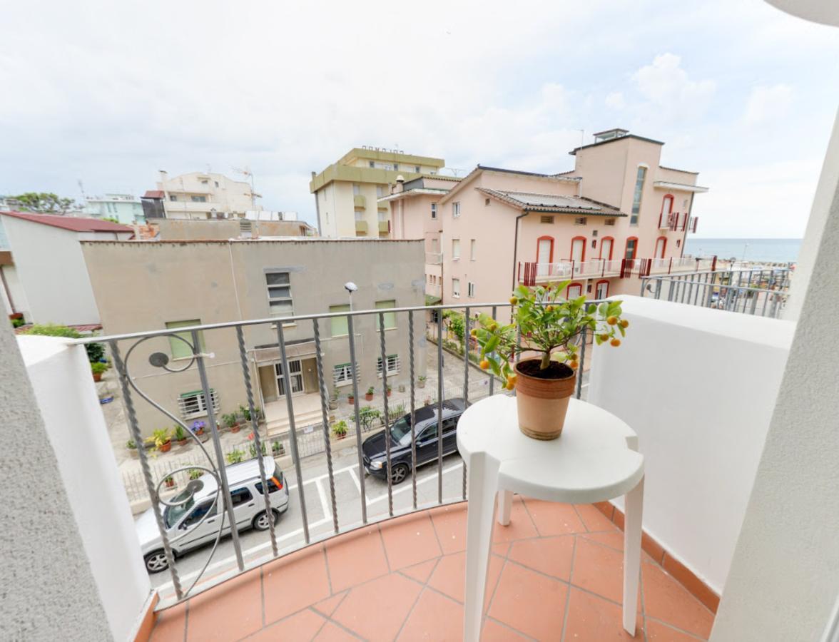 Residence Mediterraneo Римини Екстериор снимка
