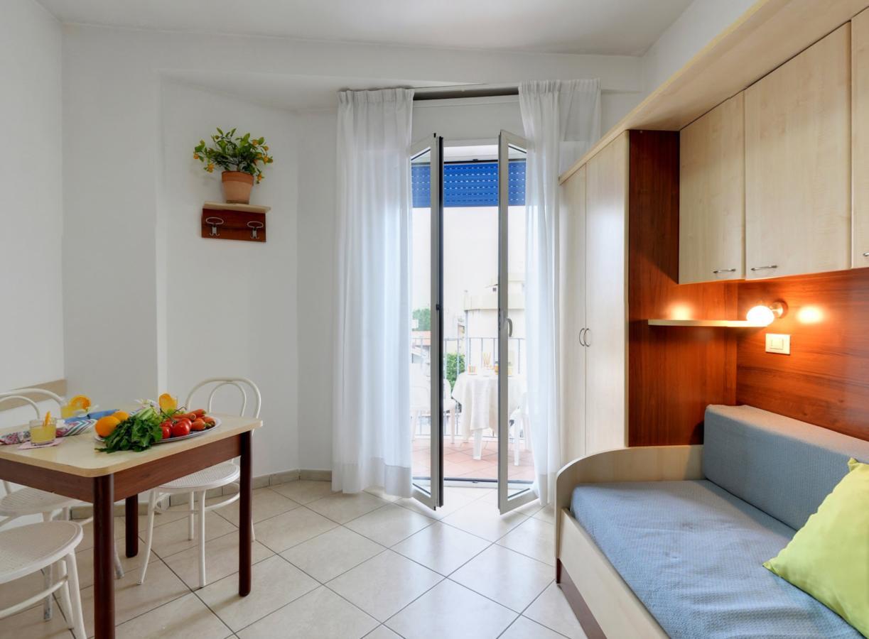 Residence Mediterraneo Римини Екстериор снимка
