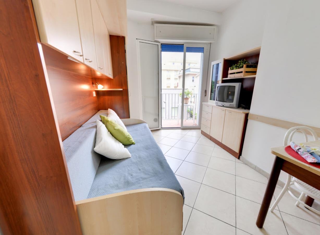 Residence Mediterraneo Римини Екстериор снимка