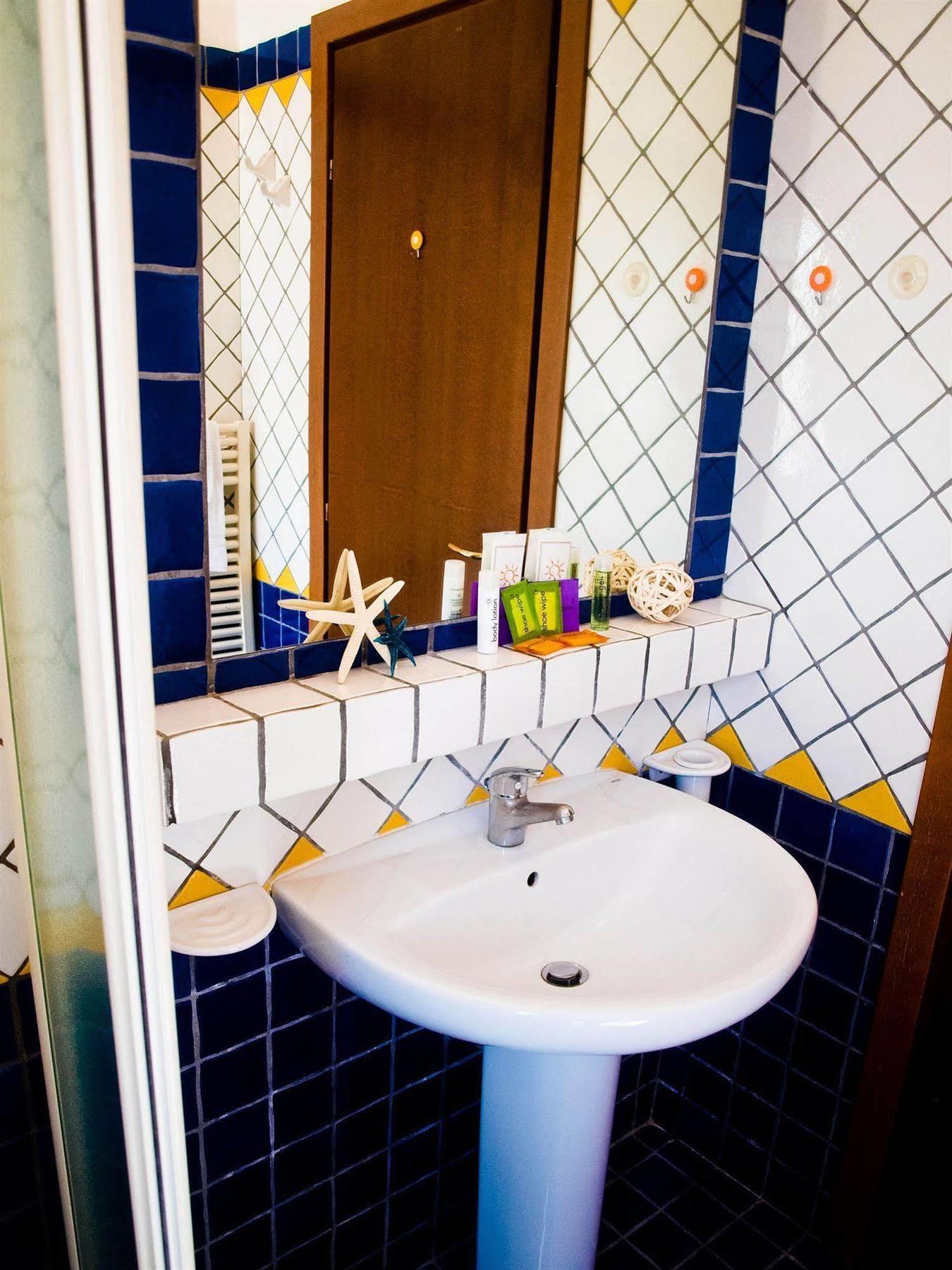 Residence Mediterraneo Римини Екстериор снимка