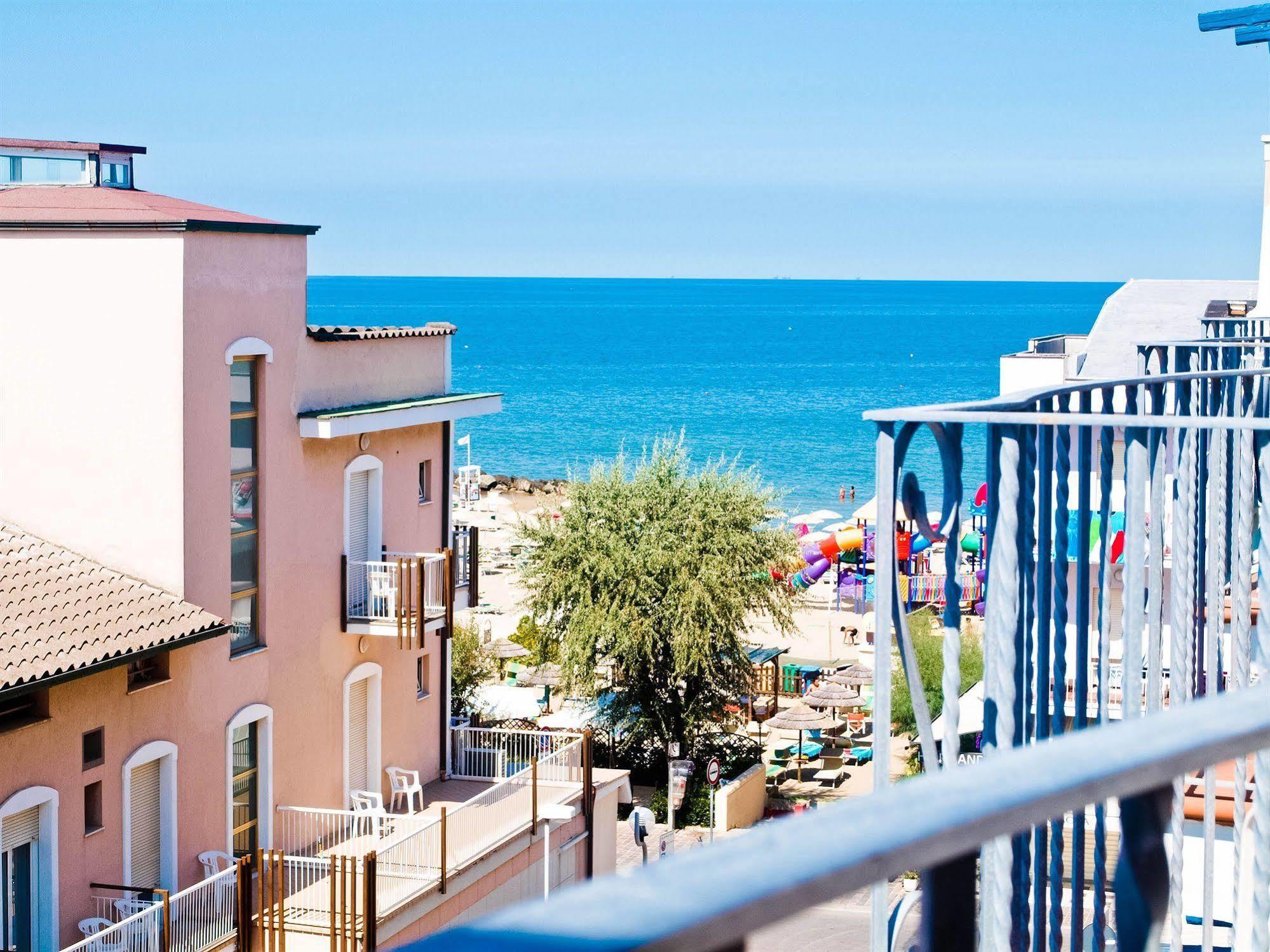 Residence Mediterraneo Римини Екстериор снимка