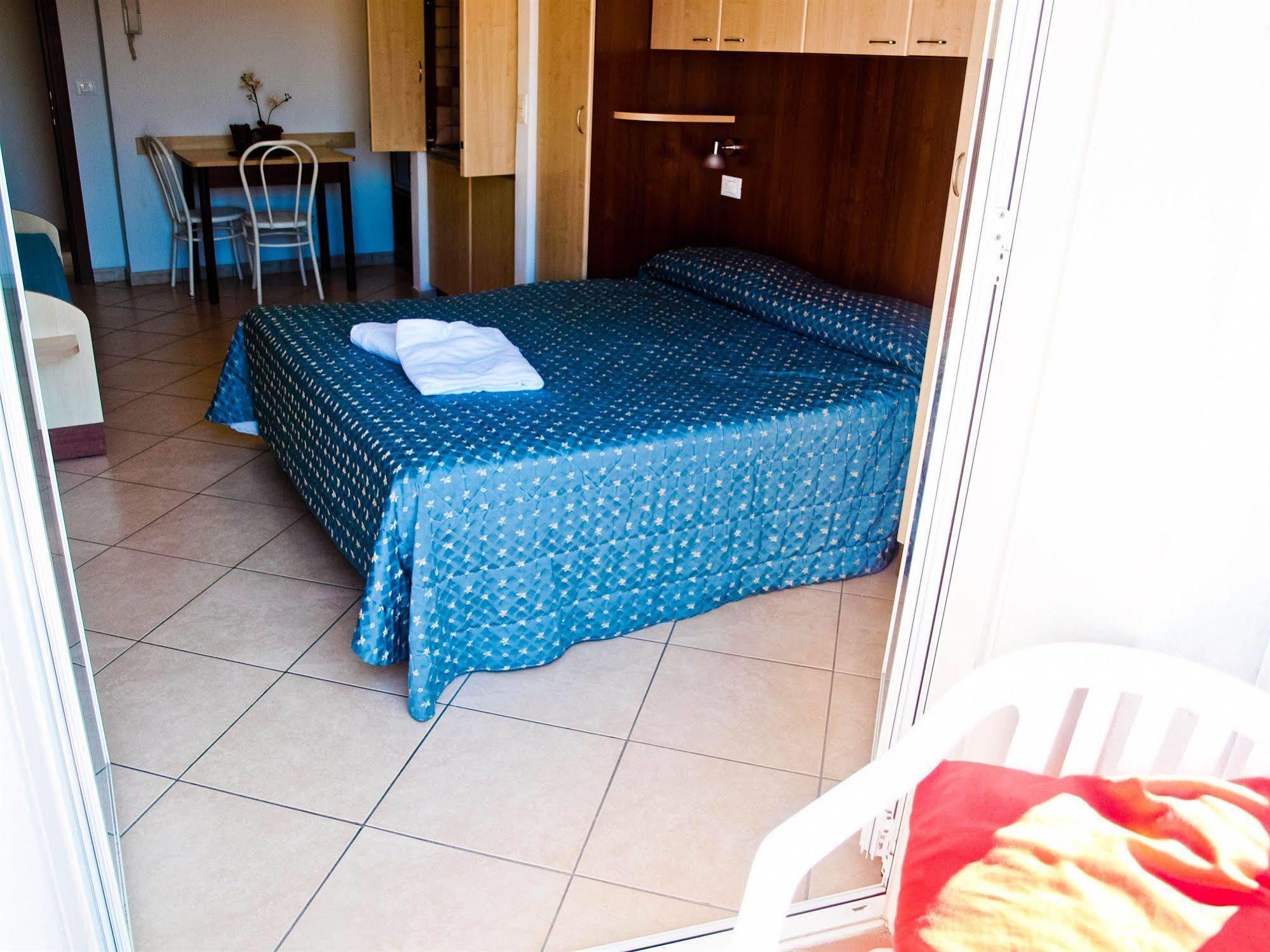 Residence Mediterraneo Римини Екстериор снимка