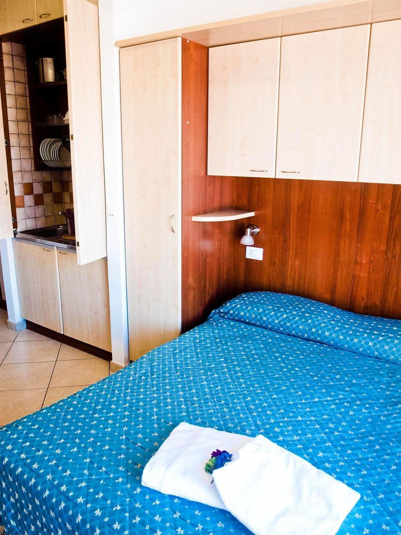 Residence Mediterraneo Римини Екстериор снимка