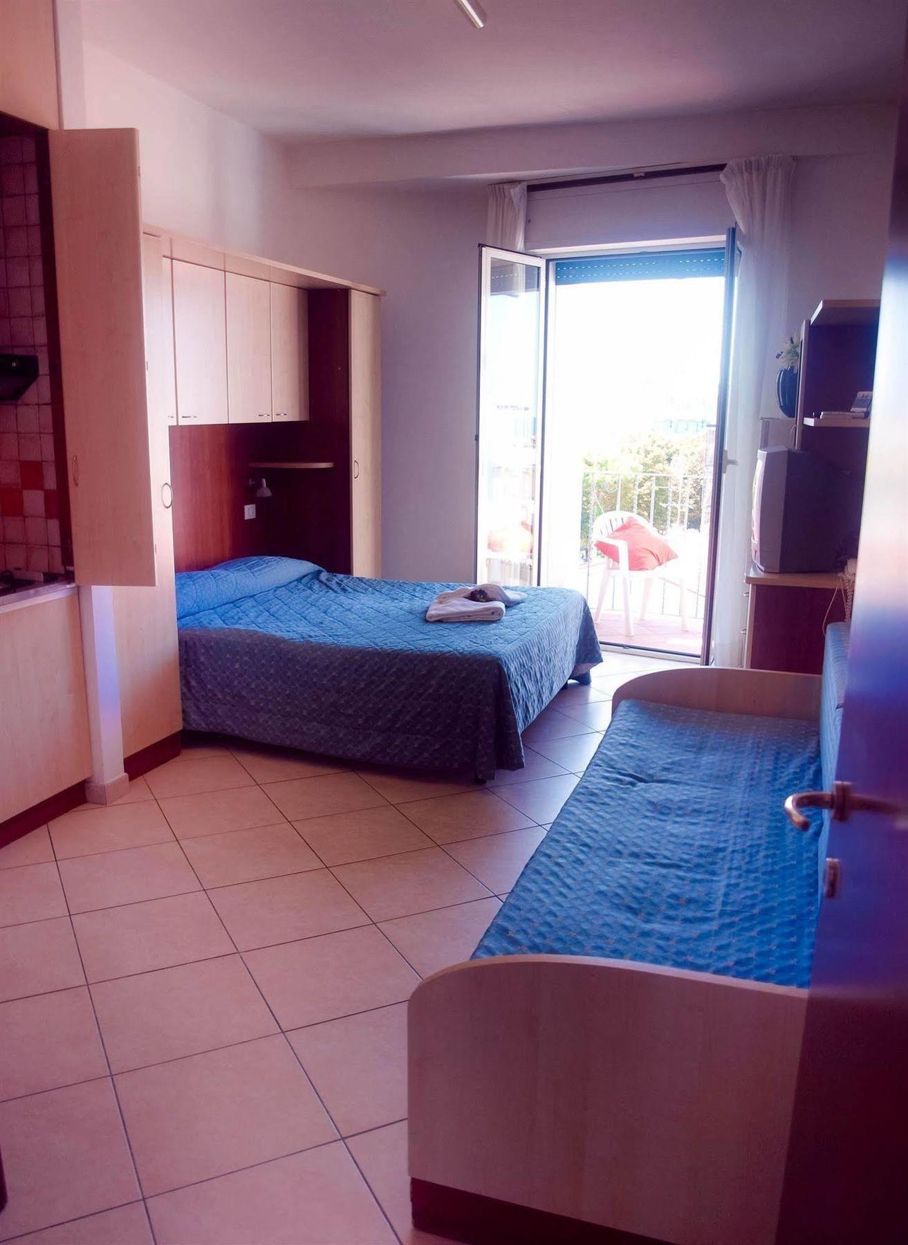 Residence Mediterraneo Римини Екстериор снимка