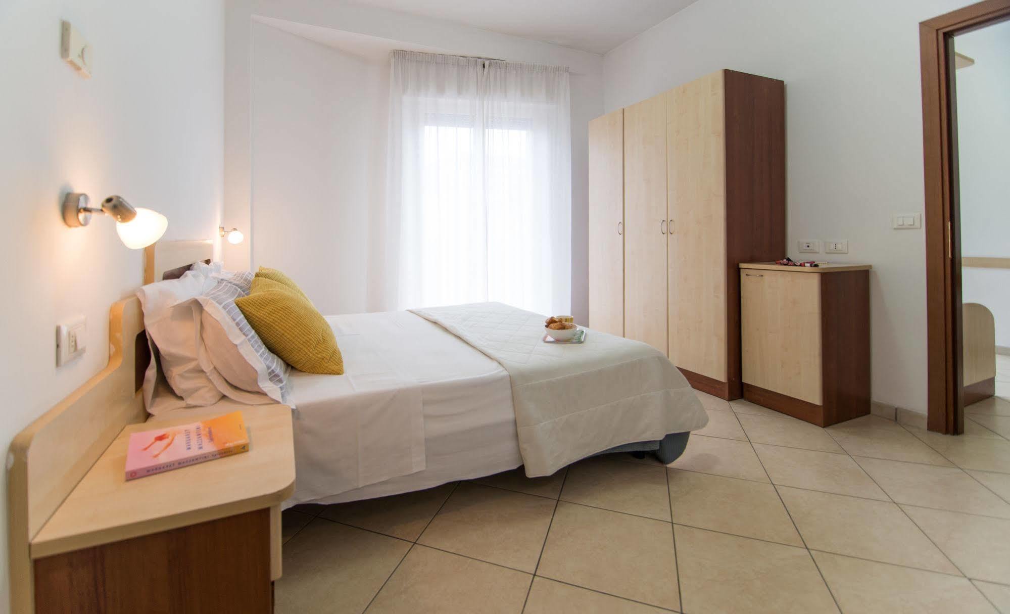 Residence Mediterraneo Римини Екстериор снимка