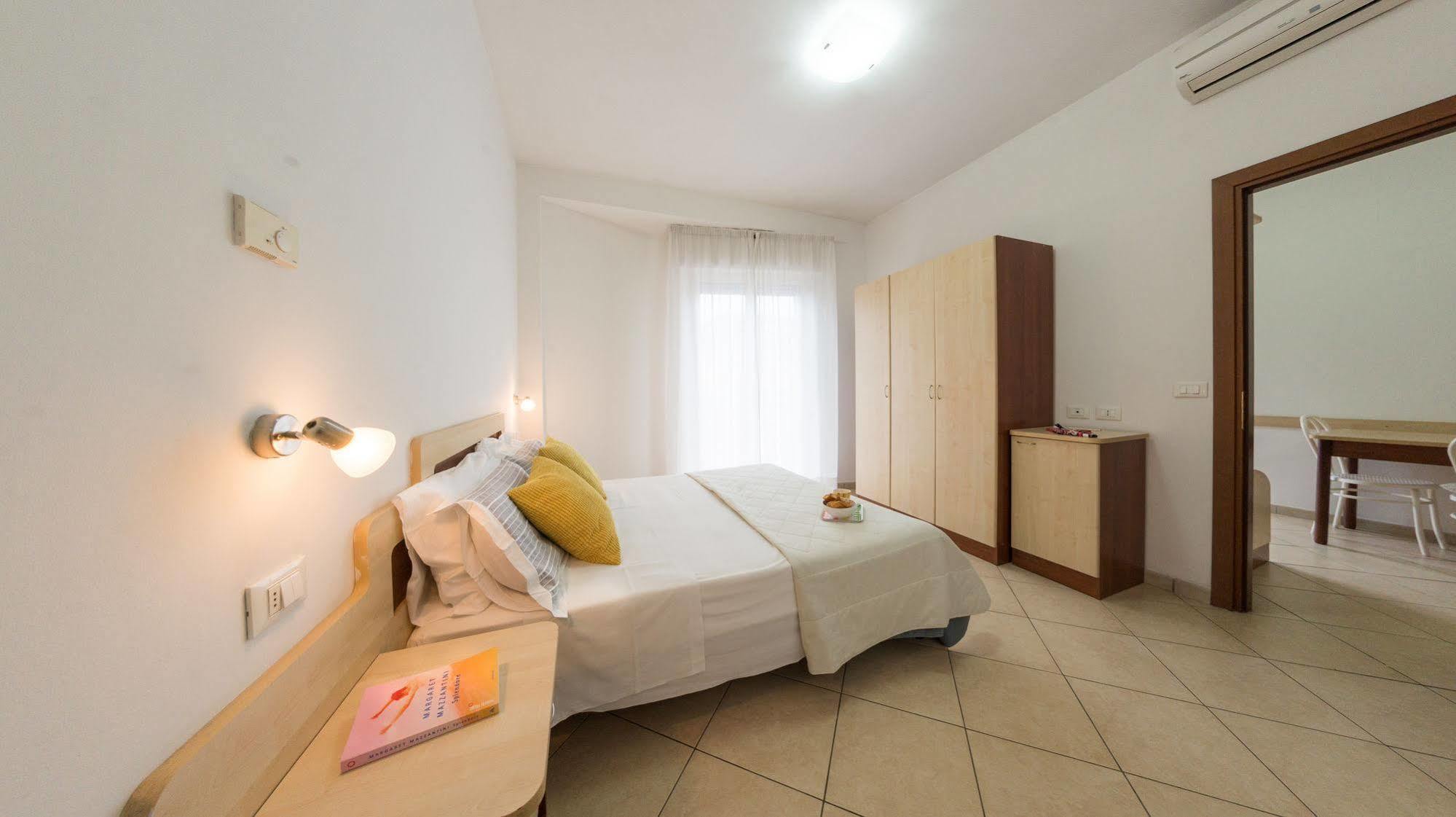 Residence Mediterraneo Римини Екстериор снимка