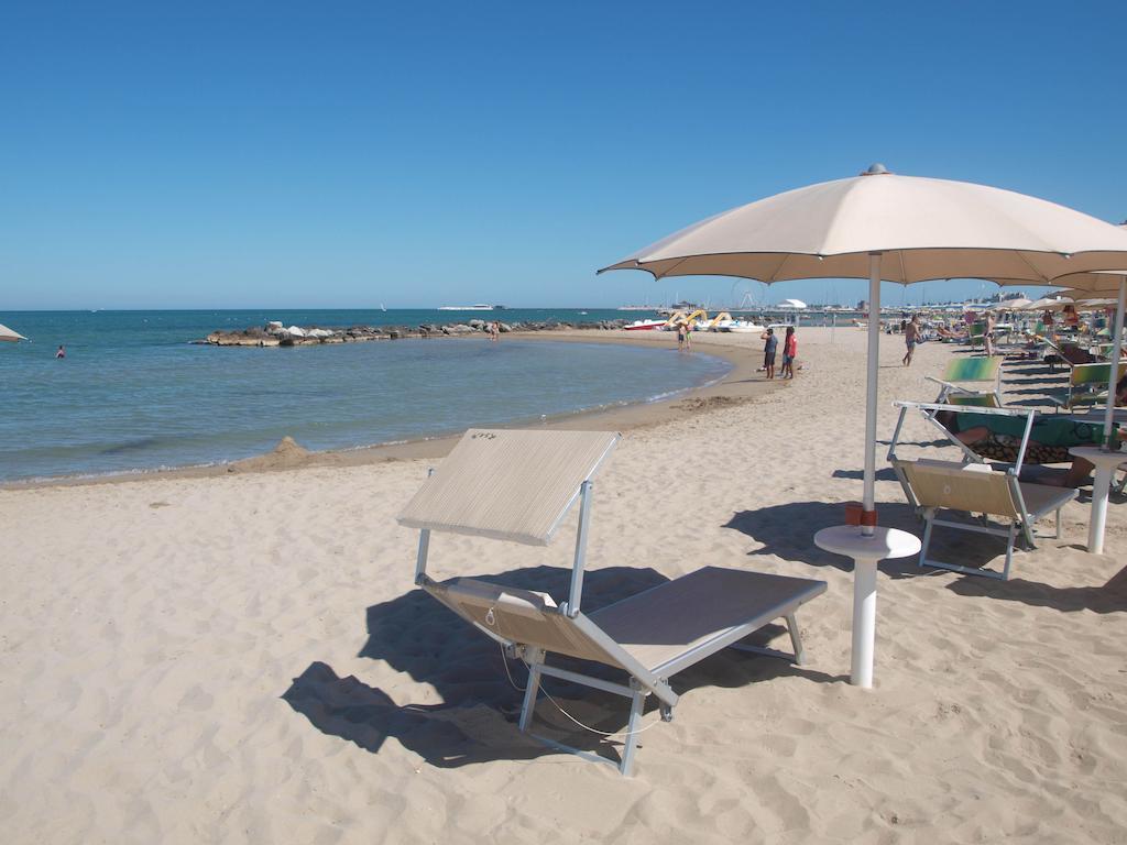 Residence Mediterraneo Римини Екстериор снимка